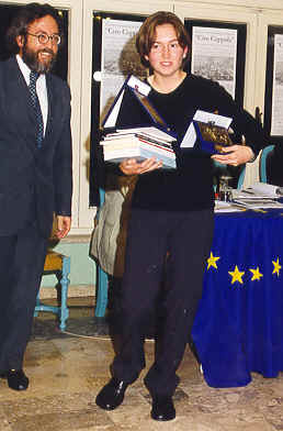 Stefania Crotone  premiata dal Prof. Gianni Vuoso