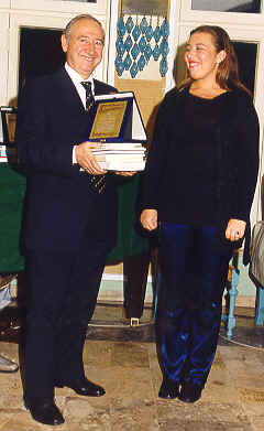 Elena Angeloni è premiata dal prof. Nunzio Albanelli